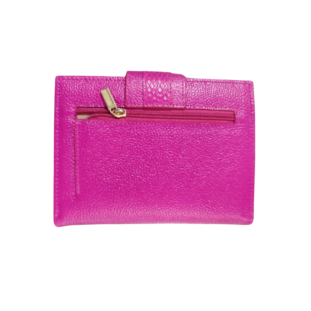 Billetera porta pasaporte color fuscia combinado con folia y cuero liso