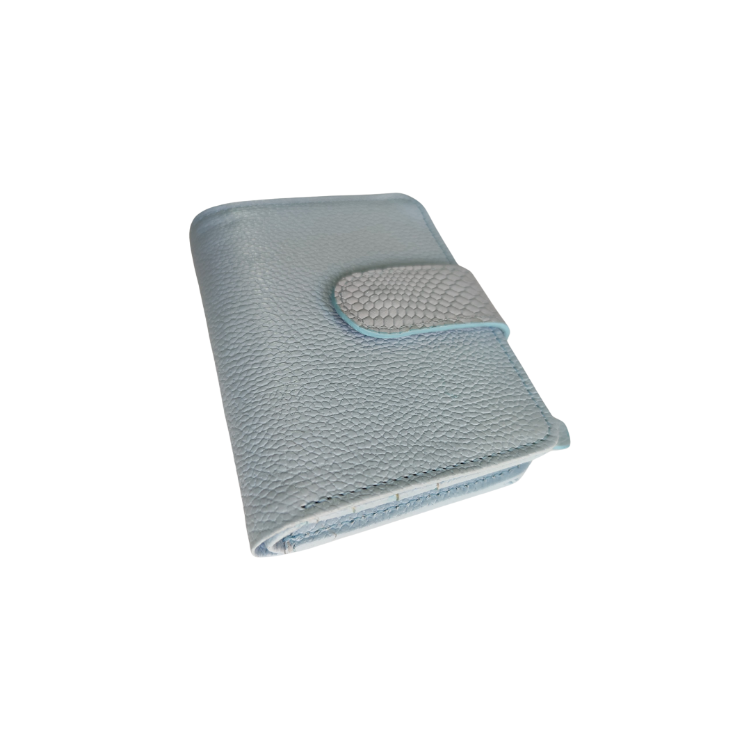 Billetera pequeña de cuero azul claro para mujer Diseño compacto, elegante y funcional con espacio para tarjetas, billetes y monedas. Ligera y hecha a mano en Colombia.