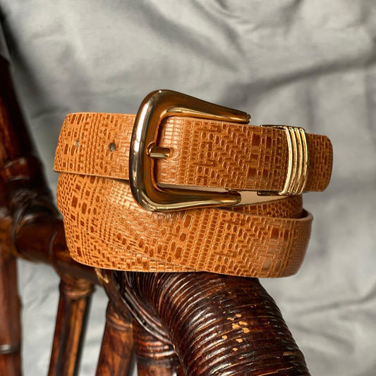 Cinturon de dama color miel en cuero grabados con herrajes importados dorados
