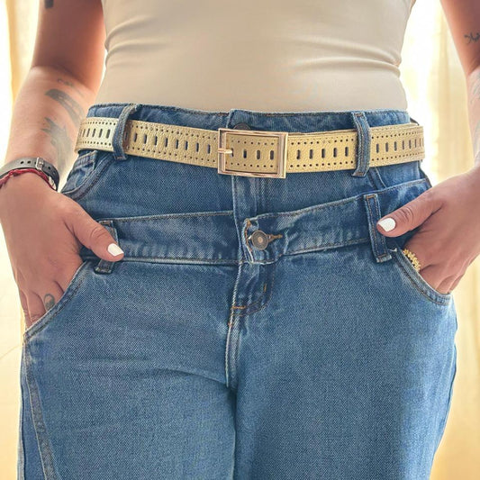 Cinturon de dama en cuero color dorado con diseño troquelado