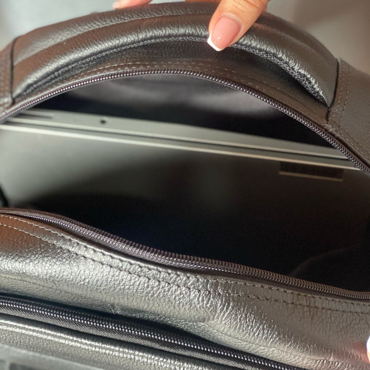 Morral en cuero grande para portatil en color negro