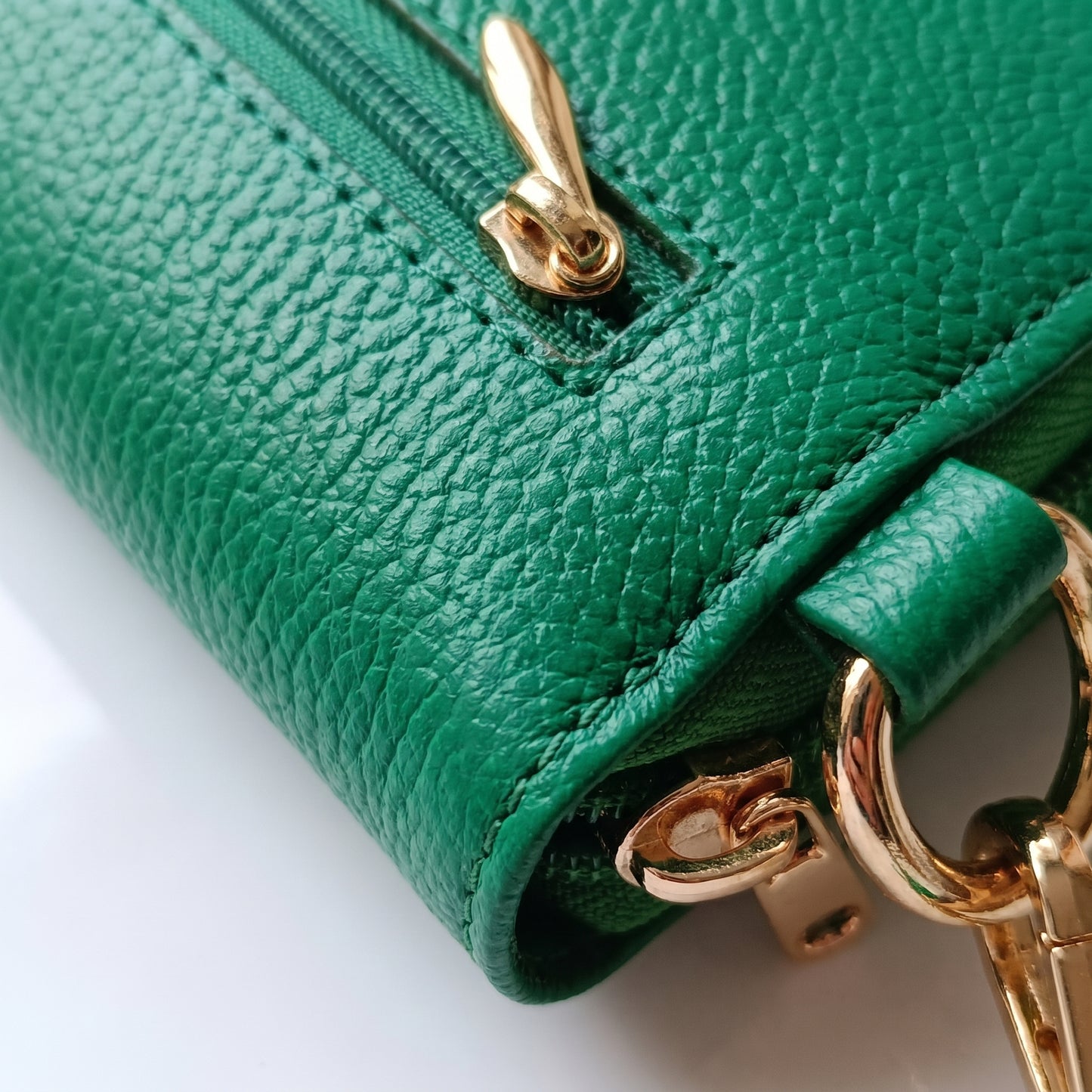Porta celular Pandora en cuero verde bottega