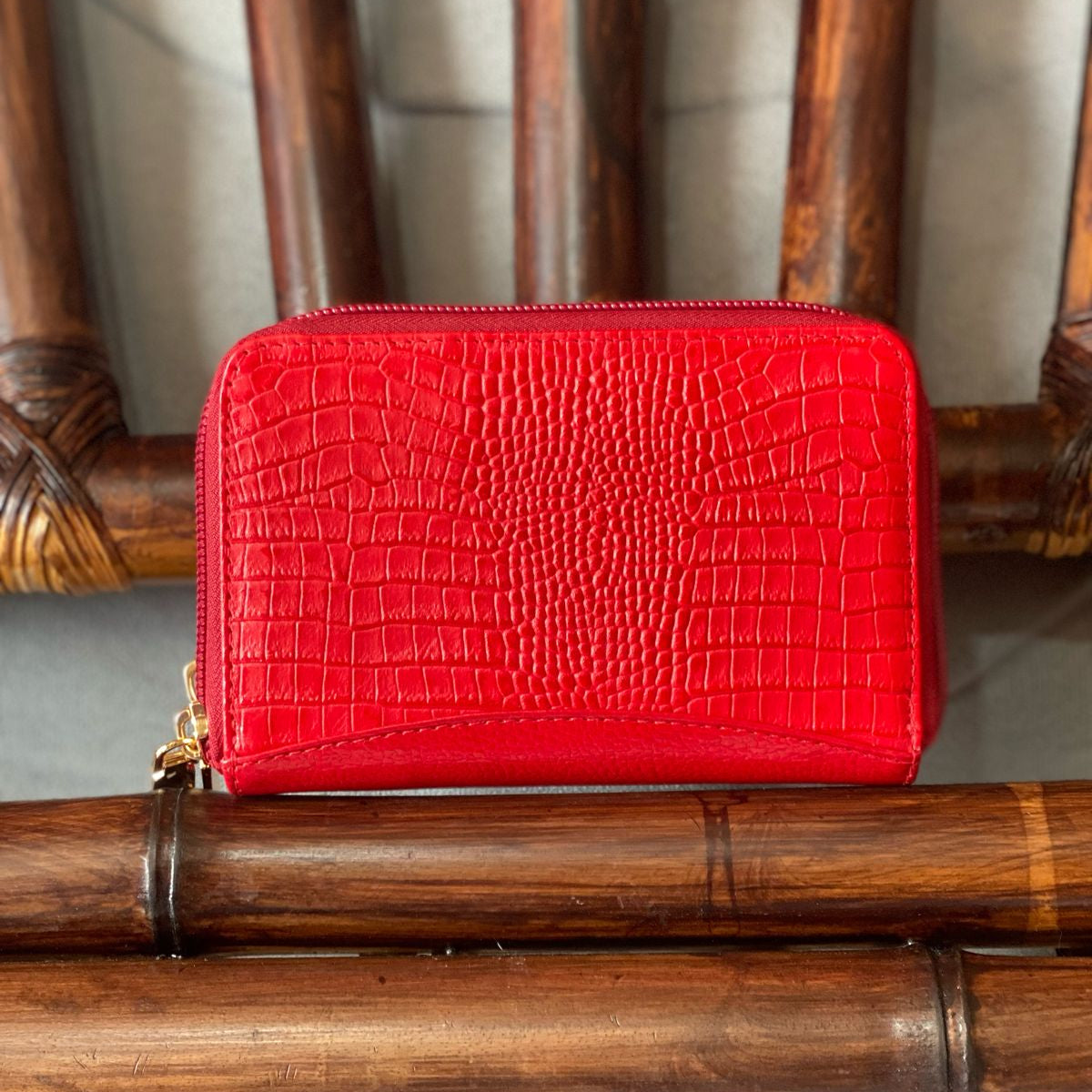 Billetera doble cierre mediana en cuero color rojo  con herrajes importados y servicios para tarjetas, monedas y billetes