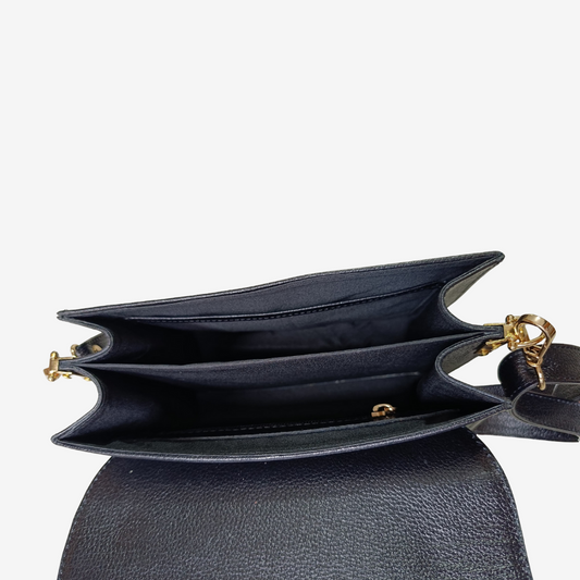Cartera Katlyn tipo Baguette en cuero color Negro