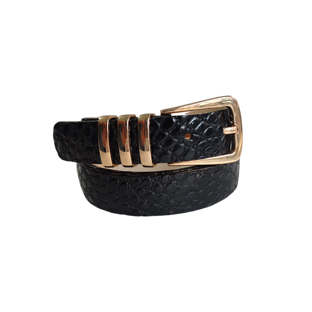 Cinturon para mujer en cuero color negro con herrajes dorados