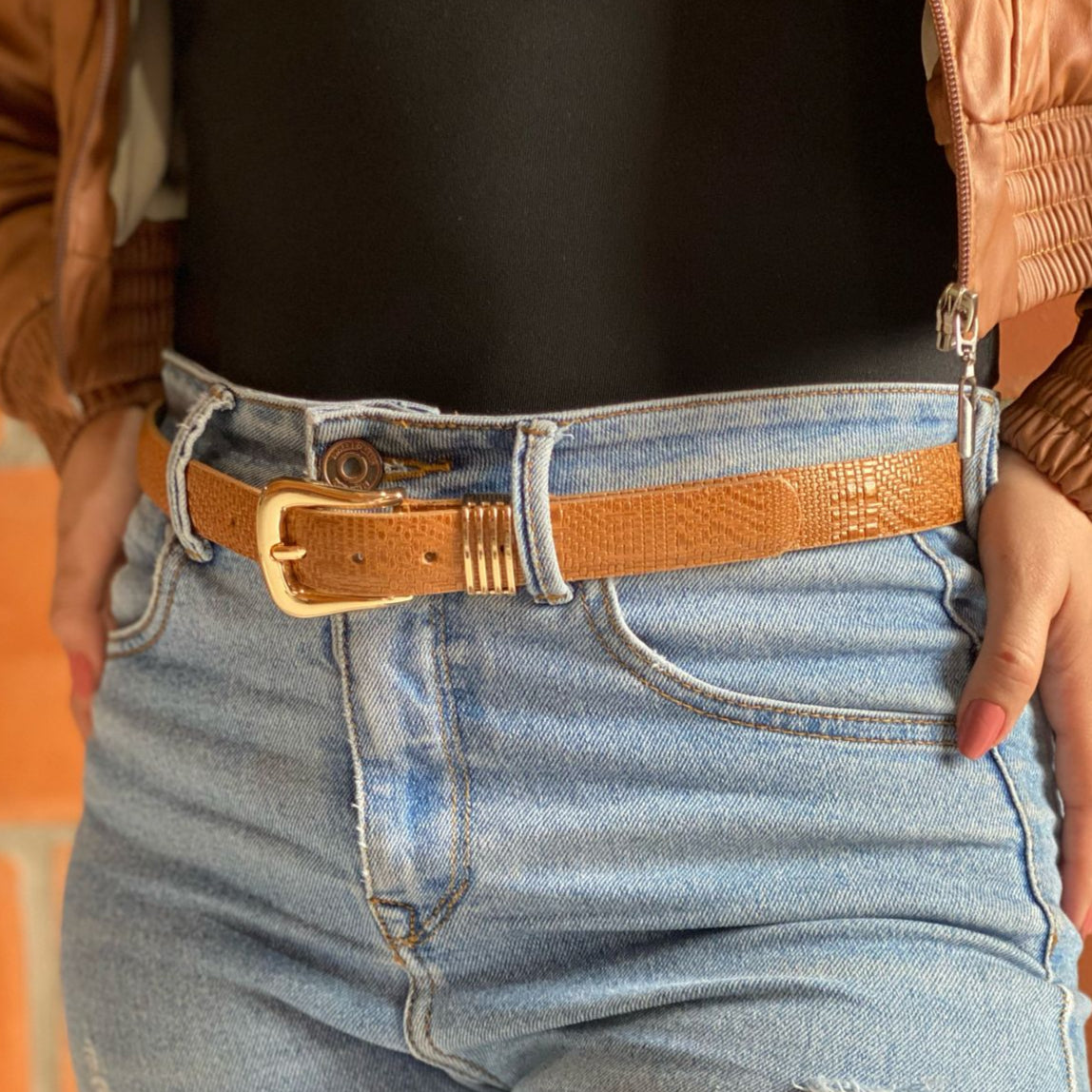 Cinturon para mujer en cuero color miel con herraje dorado