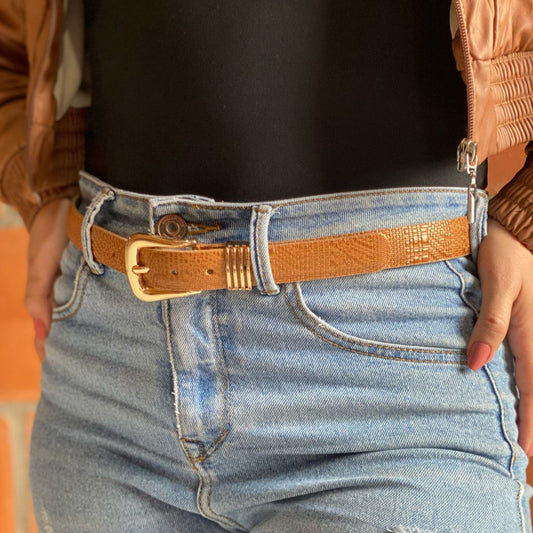 Cinturon para mujer en cuero color miel con herraje dorado