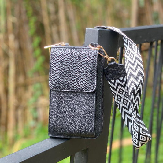 Porta celular pandora en Cuero negro para mujer con herrajes importados