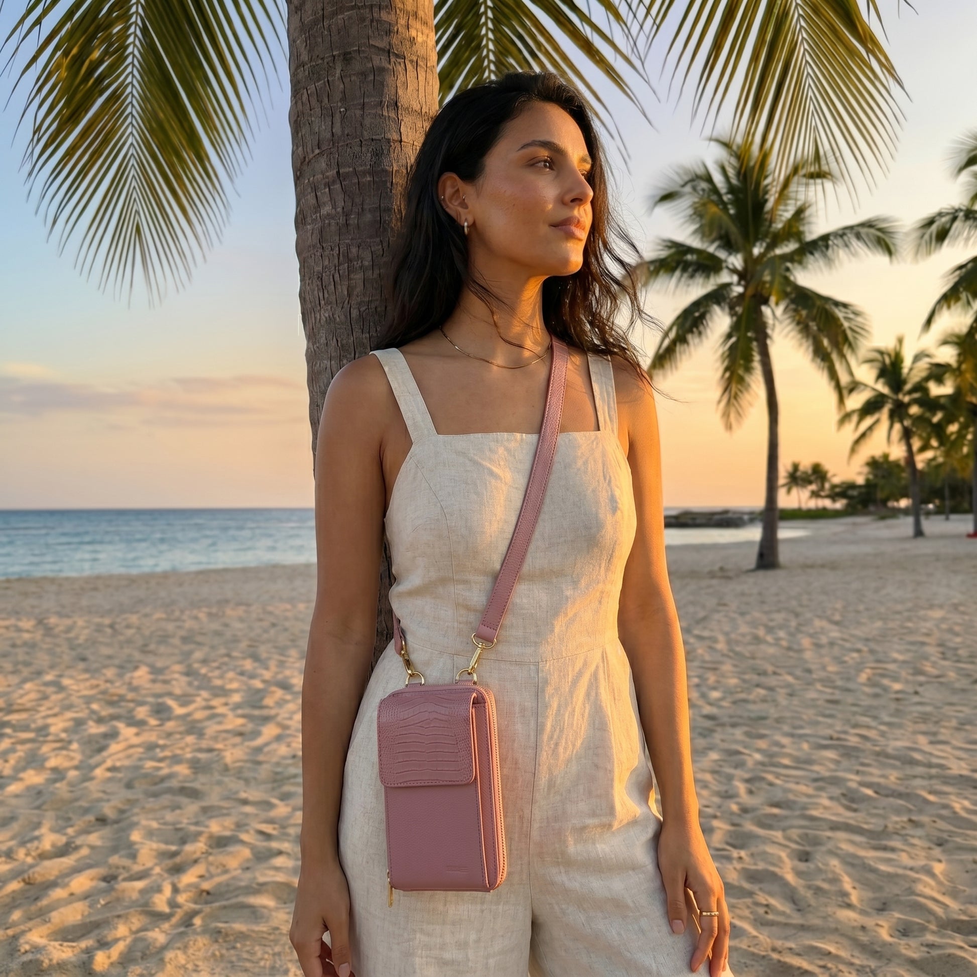 Bolso porta celular en cuero color palo rosa para mujer