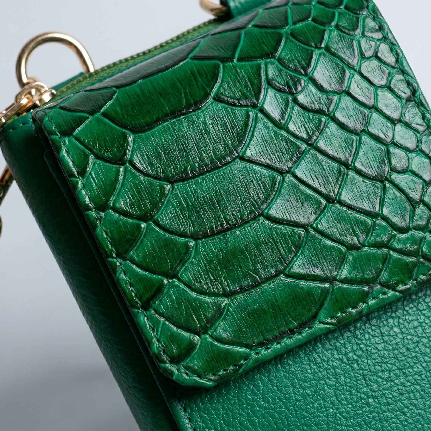 Porta celular Pandora en cuero verde bottega