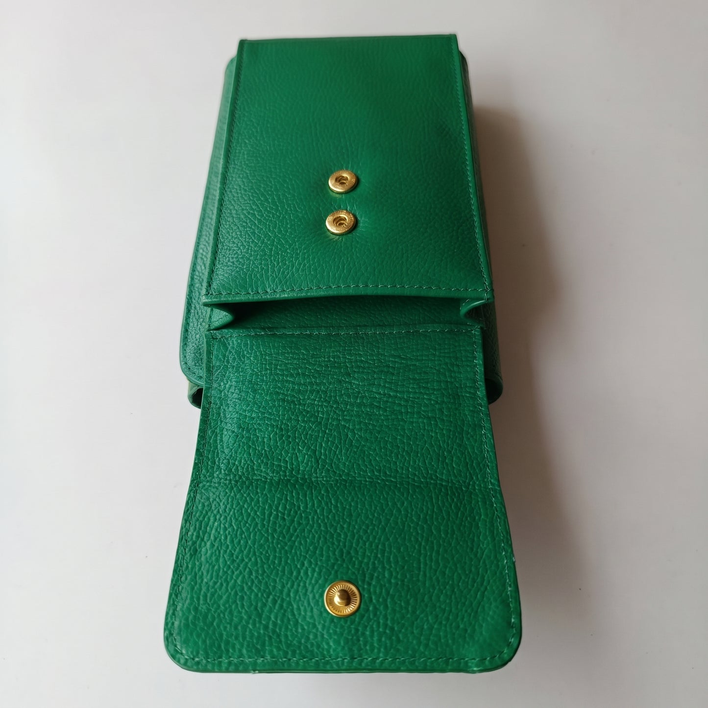 Porta celular Pandora en cuero verde bottega